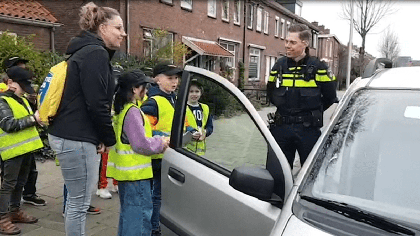 kinderen doen snelheidscontrole in wijk met politie en SVEN