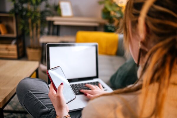 vrouw surft op internet en heeft mobiel in haar hand